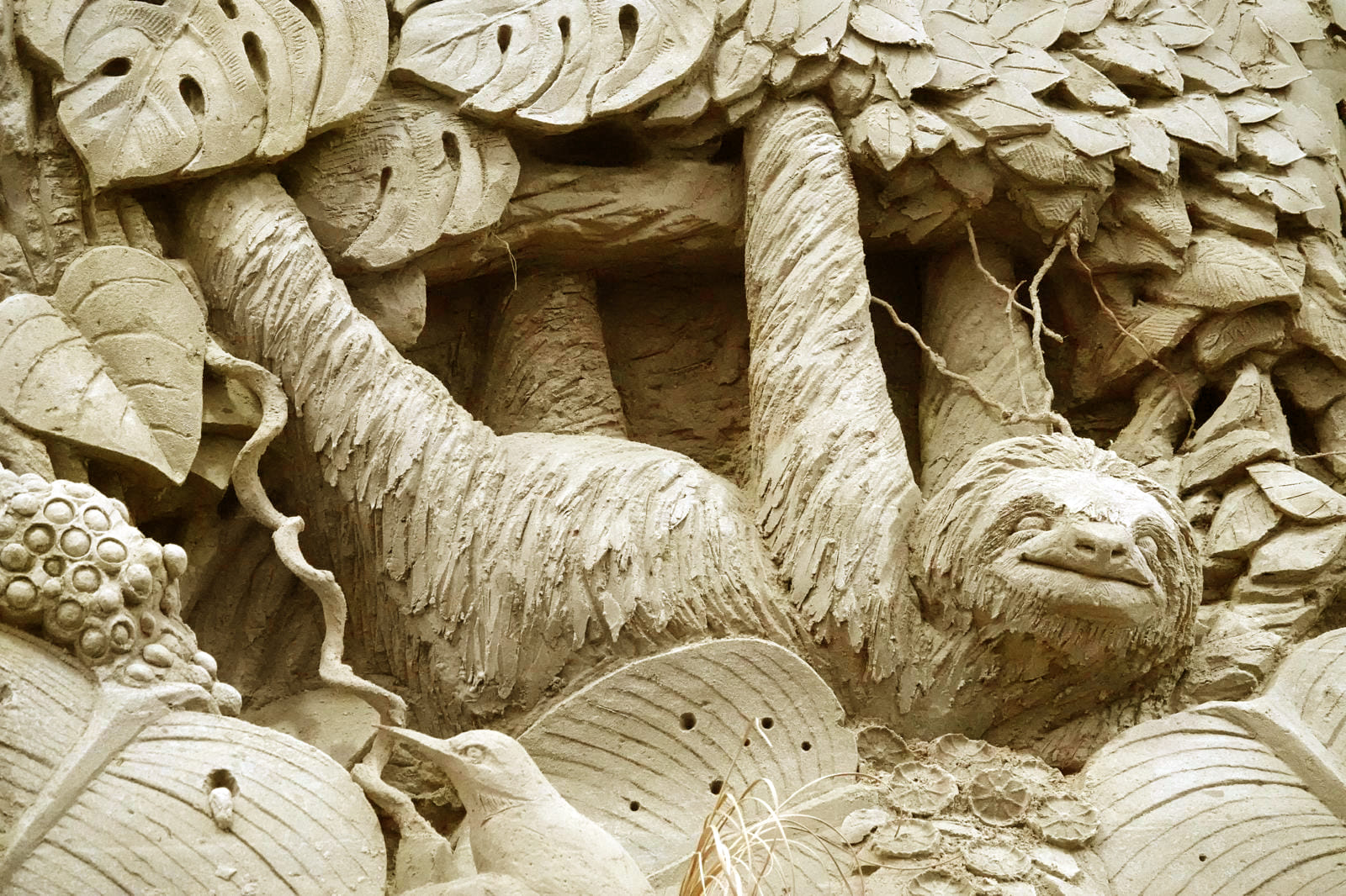 Een hangende luiaard gemaakt van zand