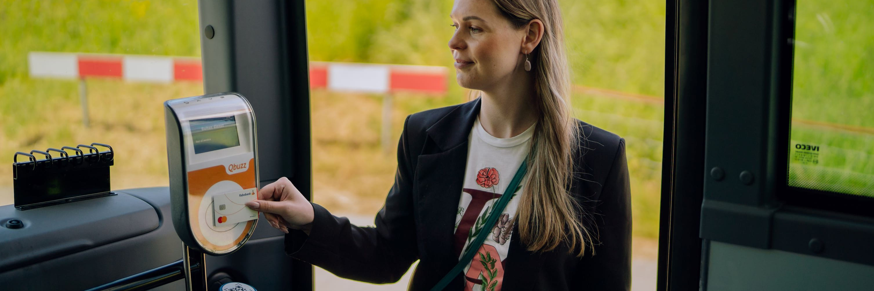 Vrouwelijke reiziger stapt in de bus en checkt in met haar bankpas